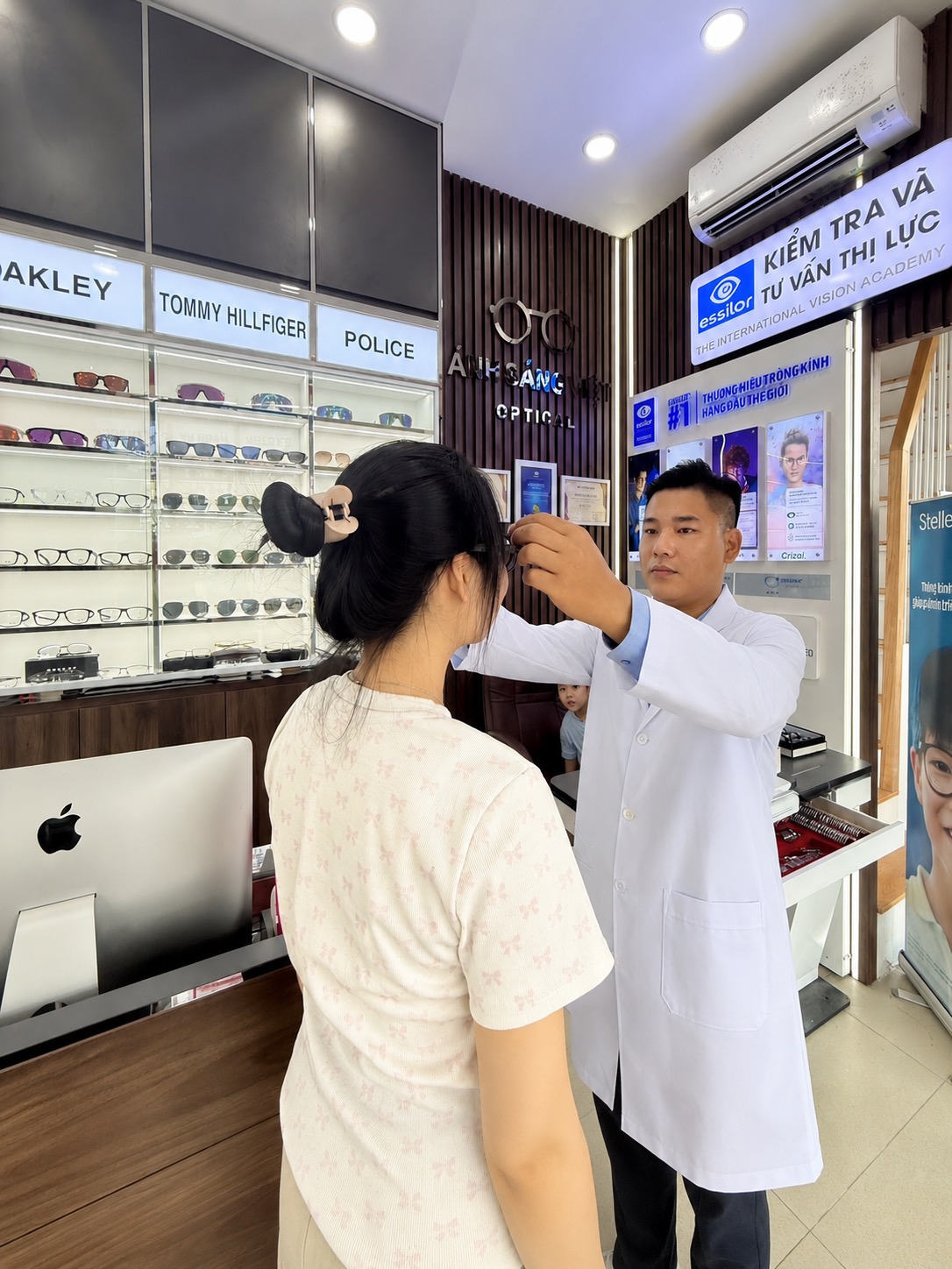 Không gian đo mắt tại ASV Optical