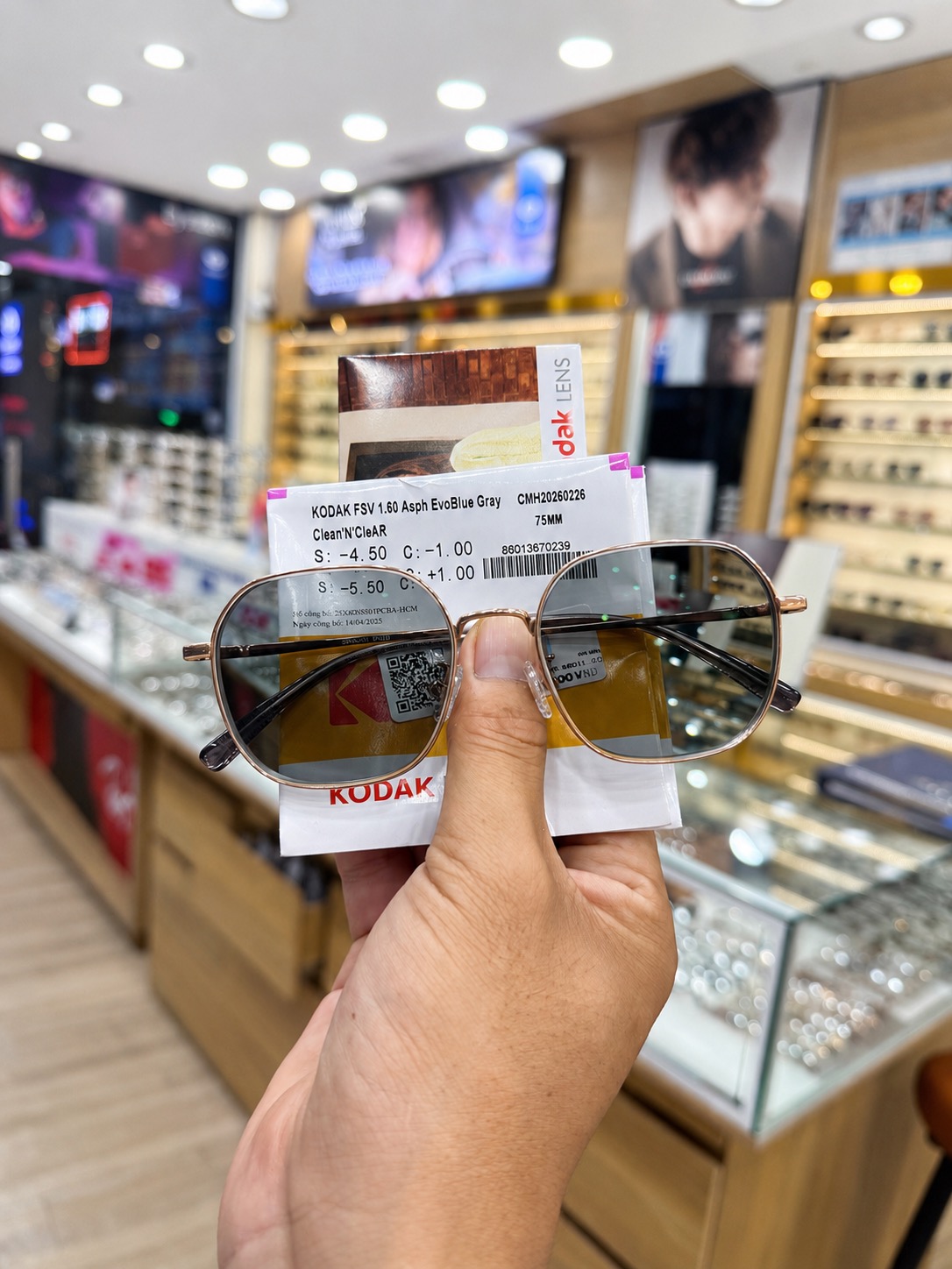 Dịch vụ thay tròng kính tại ASV Optical